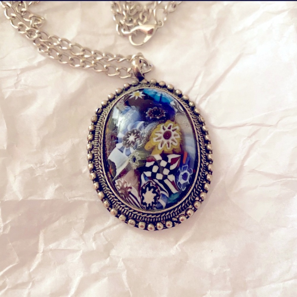 Artistic Round Flower Design Necklace w Chain
